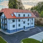 Pohled-na-dum-s-parkovistem