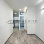 Moderni-1kk-27m2-k-pronajmu-pohled-do-kuchyne